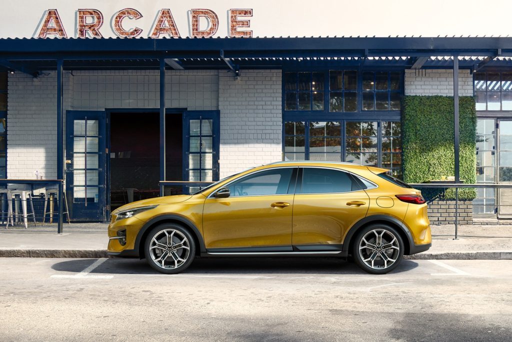 Kia Ceedi perekonda sünnib 26. juunil tuttuus beebi: kupeeliku väljanägemisega krossover XCeed. Tootja avaldas 5. juunil autost esimese pildi. Lubatakse sõidukit, mis on sportlikum kui tavaline linnamaastur ja näeb päris kindlasti äge välja. Mäletate meie proovisõitu Kia ProCeed GT-ga? Toona võrdlesime auto tagaosa Porsche Panamera omaga. Nüüd on Ceedi perekonda lisandumas tuttuus kupee-krossover, mis tervikuna meenutab vägagi kuulsa saksa sportautotootja äsjast uustulnukat, Cayenne Coupé noobelmaasturit. Viimane on XCeed – uustulnukast vaid üksjagu suurem. Üks on kindel: värske mudelivalikuga on Kia võtnud vääramatu kiiremini, kõrgemale ja kaugemale suuna. See paistab välja nii auhinnalaualt (Stinger on tänavune Eesti aasta auto näiteks!) kui ka müüginumbritest. Kial on asjad nii hästi, et tehased huugavad lisavõimsusel ja ikka ei ole nii palju autosid ette anda kui ostjad tahaks. Nüüd siis XCeed krossover, mis pakub mõnusat alternatiivi harjumuspärastele kandilistele maasturitaolistele autodele. Sellest saime täna näha esimest pilti. Autot tervikuna esitletakse jaanipäeva paiku ning proovisõite saab tegema hakata sügisest.